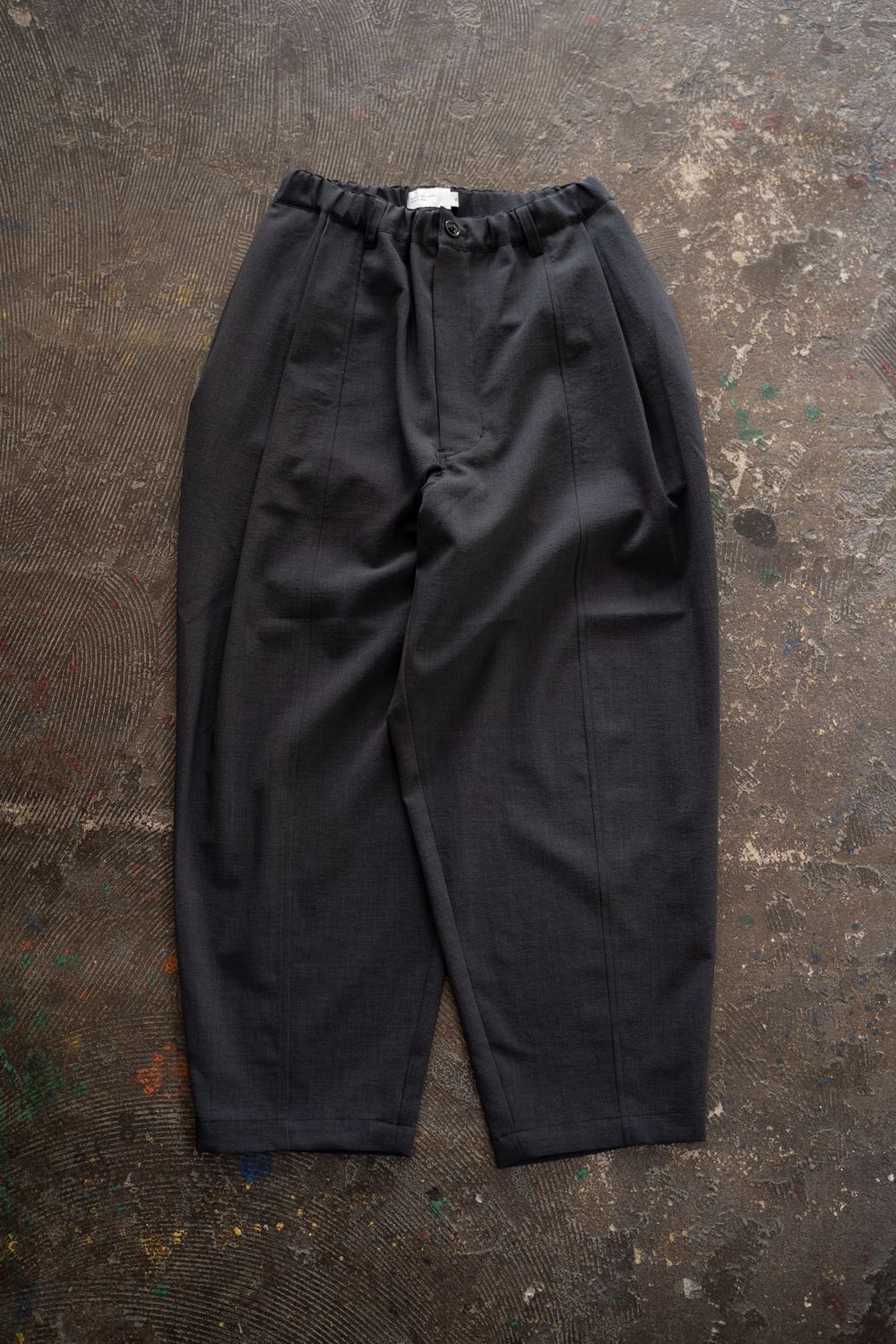 【256SS】ディープタックポリエステルワイドテーパードパンツ(CHARCOAL)
