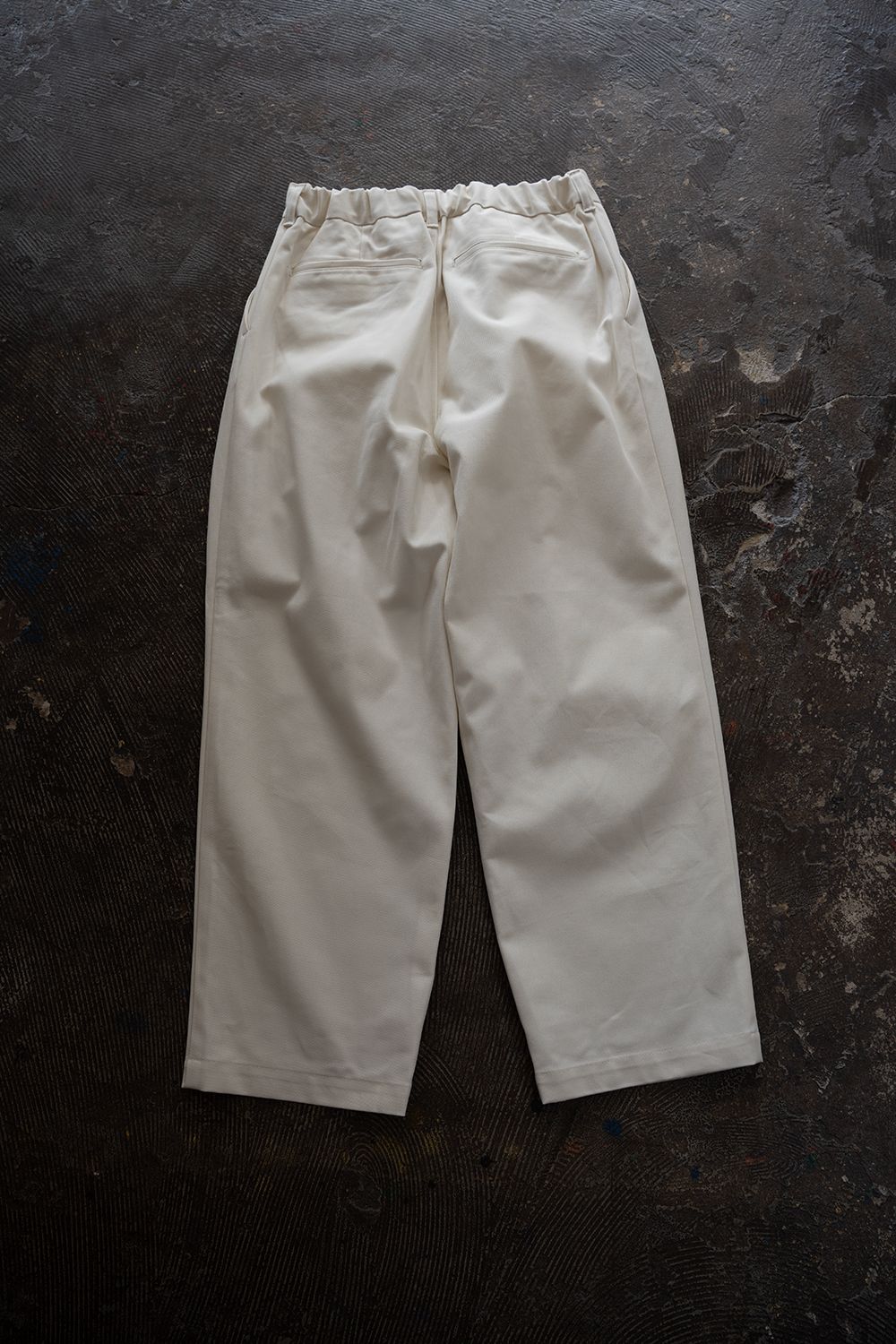 【26AW】コットンツイル2タックテーパードパンツ(IVORY)