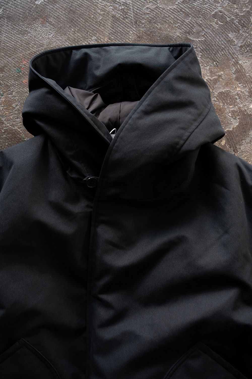 【26AW】シンサレートフーデッドブルゾン(BLACK)