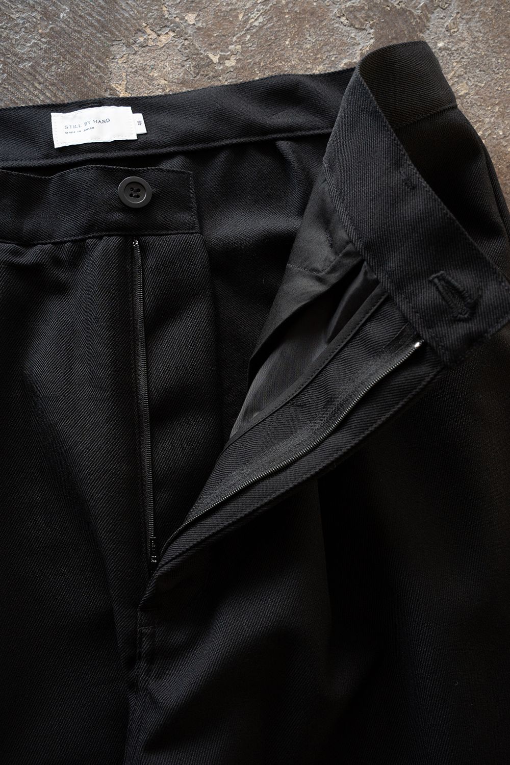 【26AW】ウールサージワンタックパンツ(BLACK)