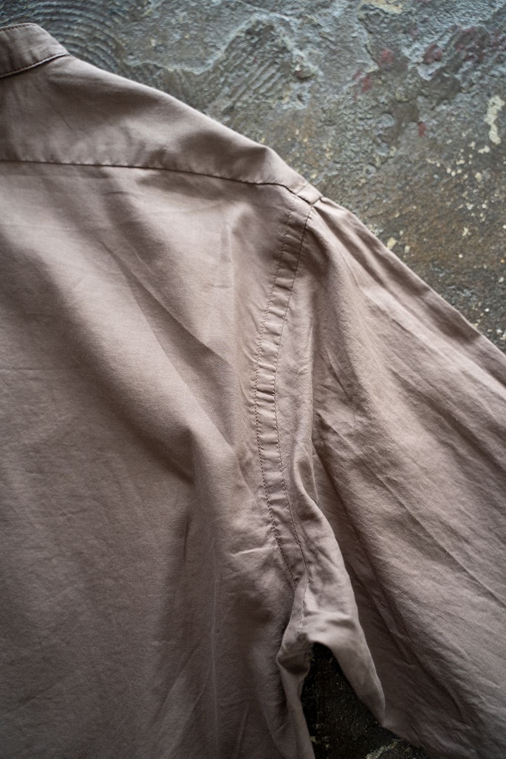 【ラスト1点】【22SS】シルク混両胸ポケットバンドカラーシャツ(DUSTY BROWN)