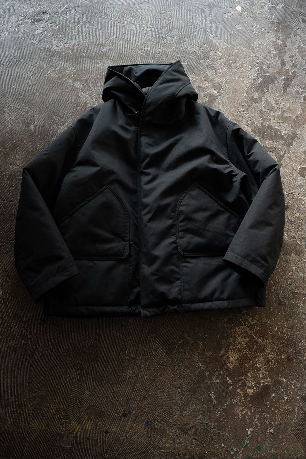 【26AW】シンサレートフーデッドブルゾン(BLACK)