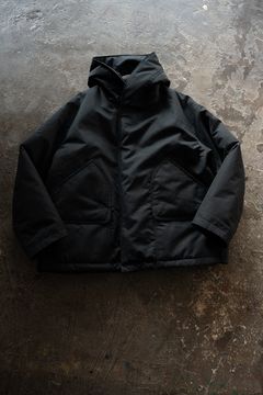 【26AW】シンサレートフーデッドブルゾン(BLACK)