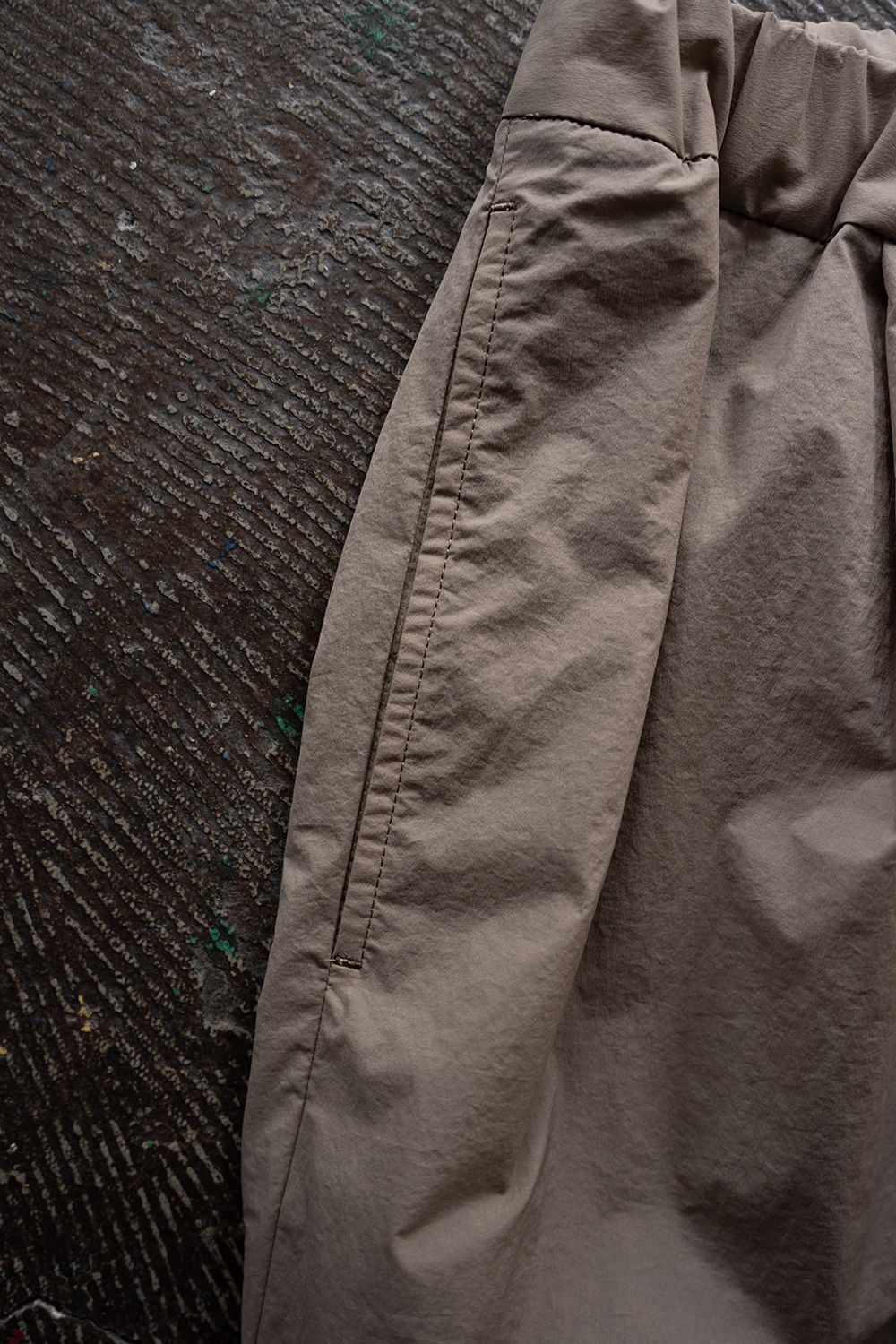【26SS】ストレッチナイロンテーパードパンツ(GREIGE)
