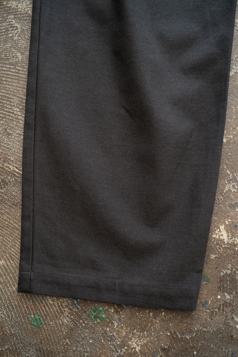 【25AW】2タックシャンブレースラックス(CHARCOAL)