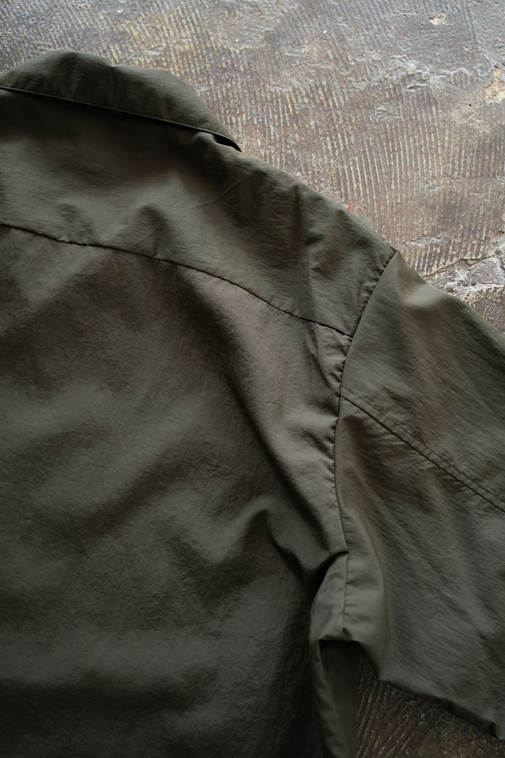 【ラスト1点】【25SS】ナイロン胸ポケット半袖シャツ(DARK OLIVE)