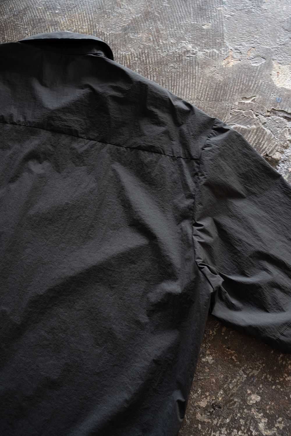 【26SS】ストレッチナイロン半袖シャツ(CHARCOAL)