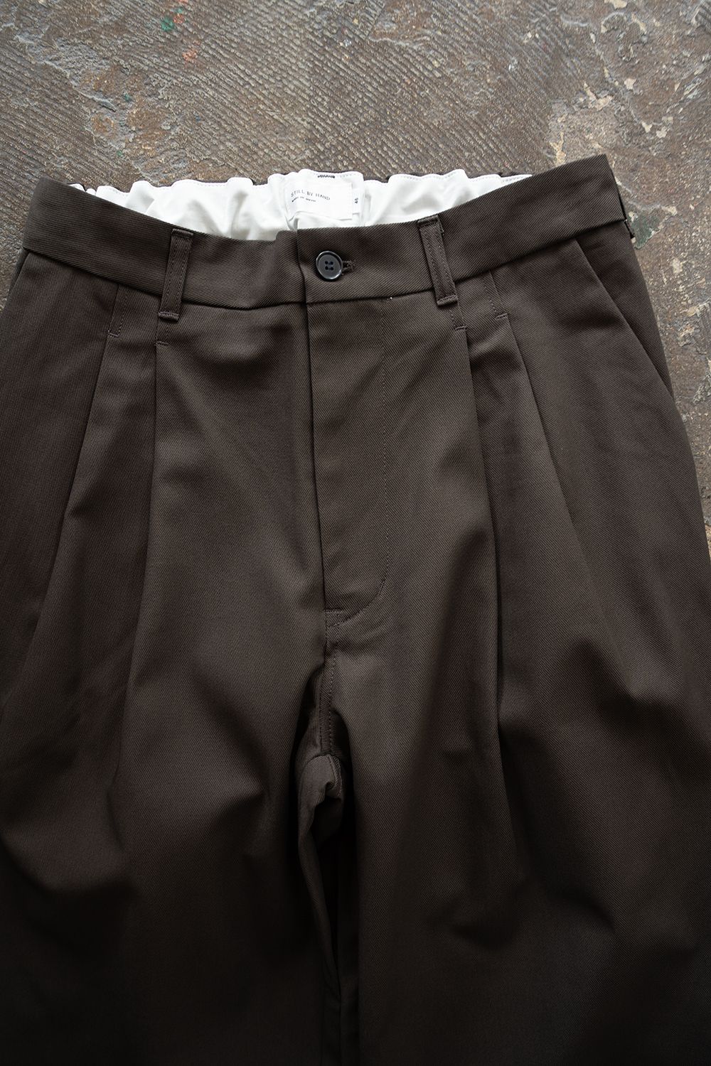 【26AW】コットンツイル2タックテーパードパンツ(DARK BROWN)