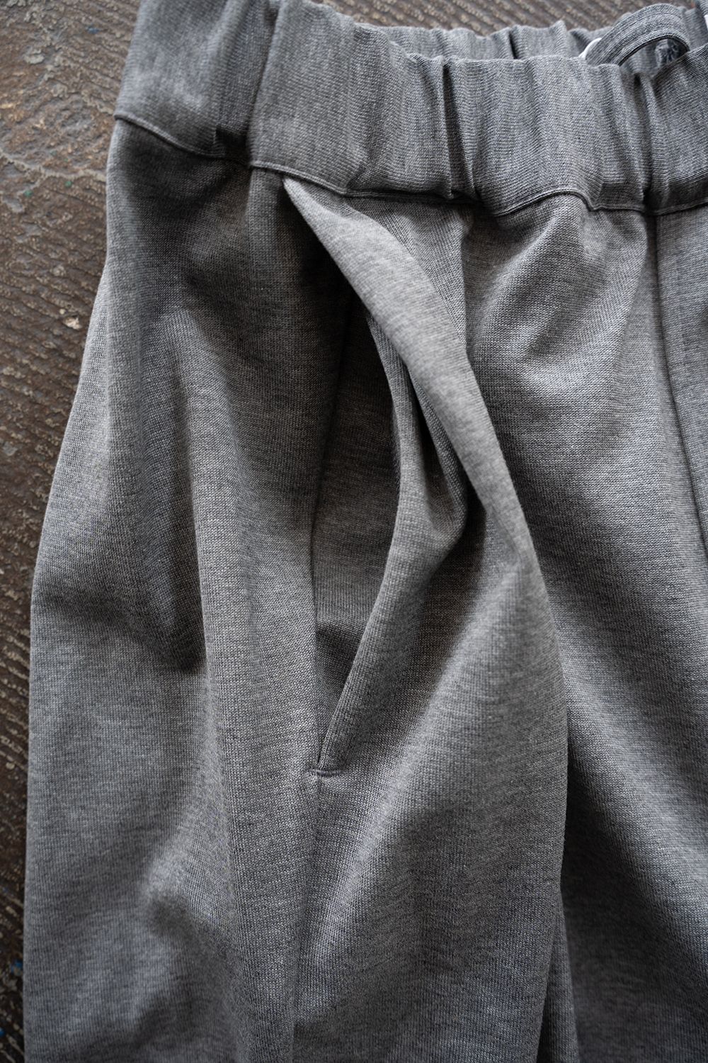 【26SS】コットンジャージータックイージーパンツ(MELANGE GREY)