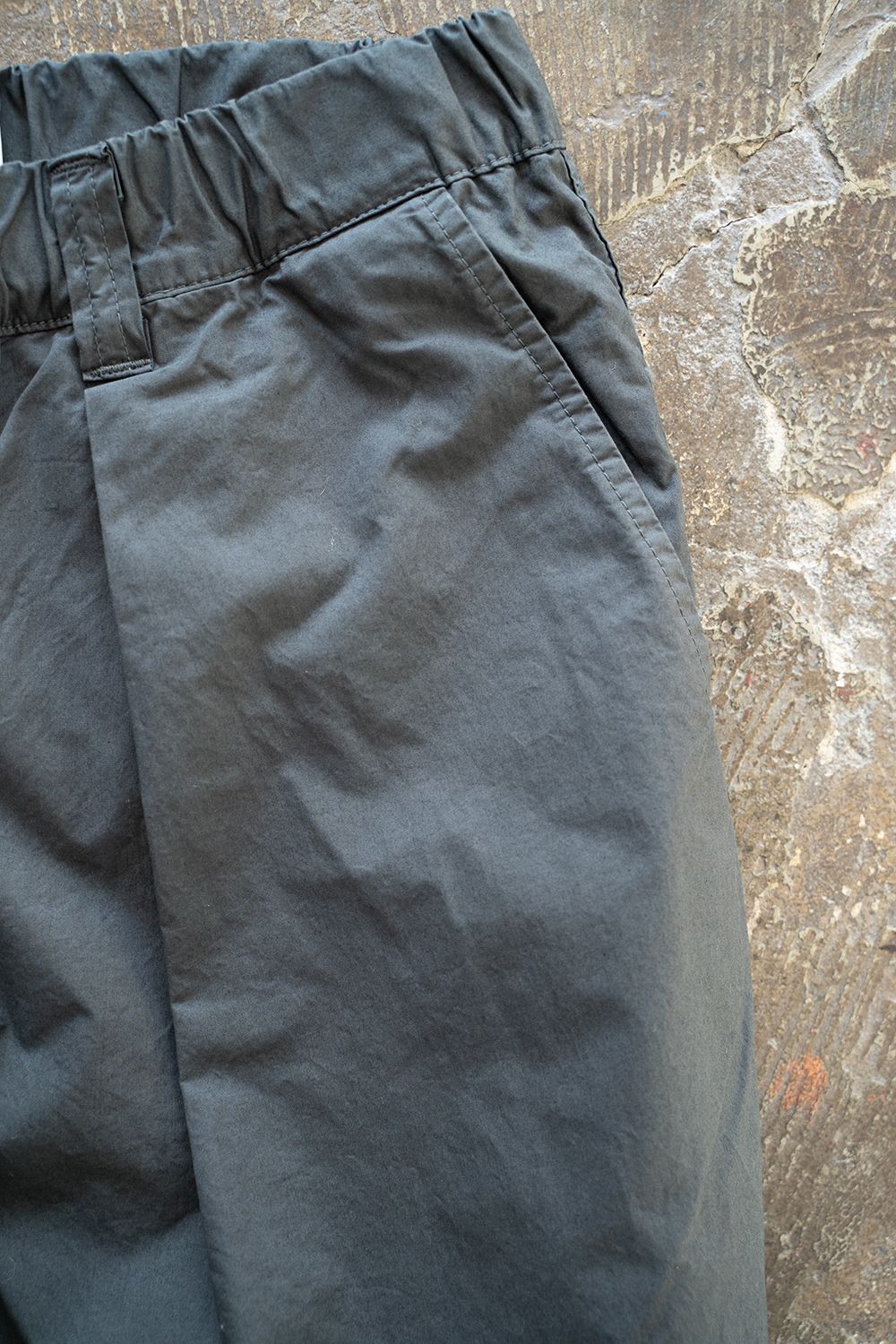 【ラスト1点】【23SS】コットンツイルインタックイージーパンツ(BLUE CHARCOAL)