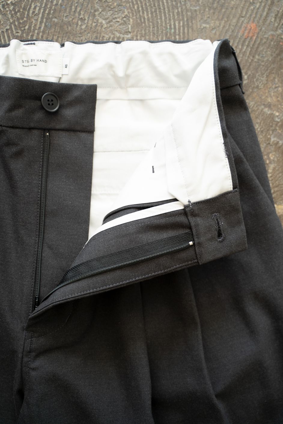 【25AW】2タックシャンブレースラックス(CHARCOAL)