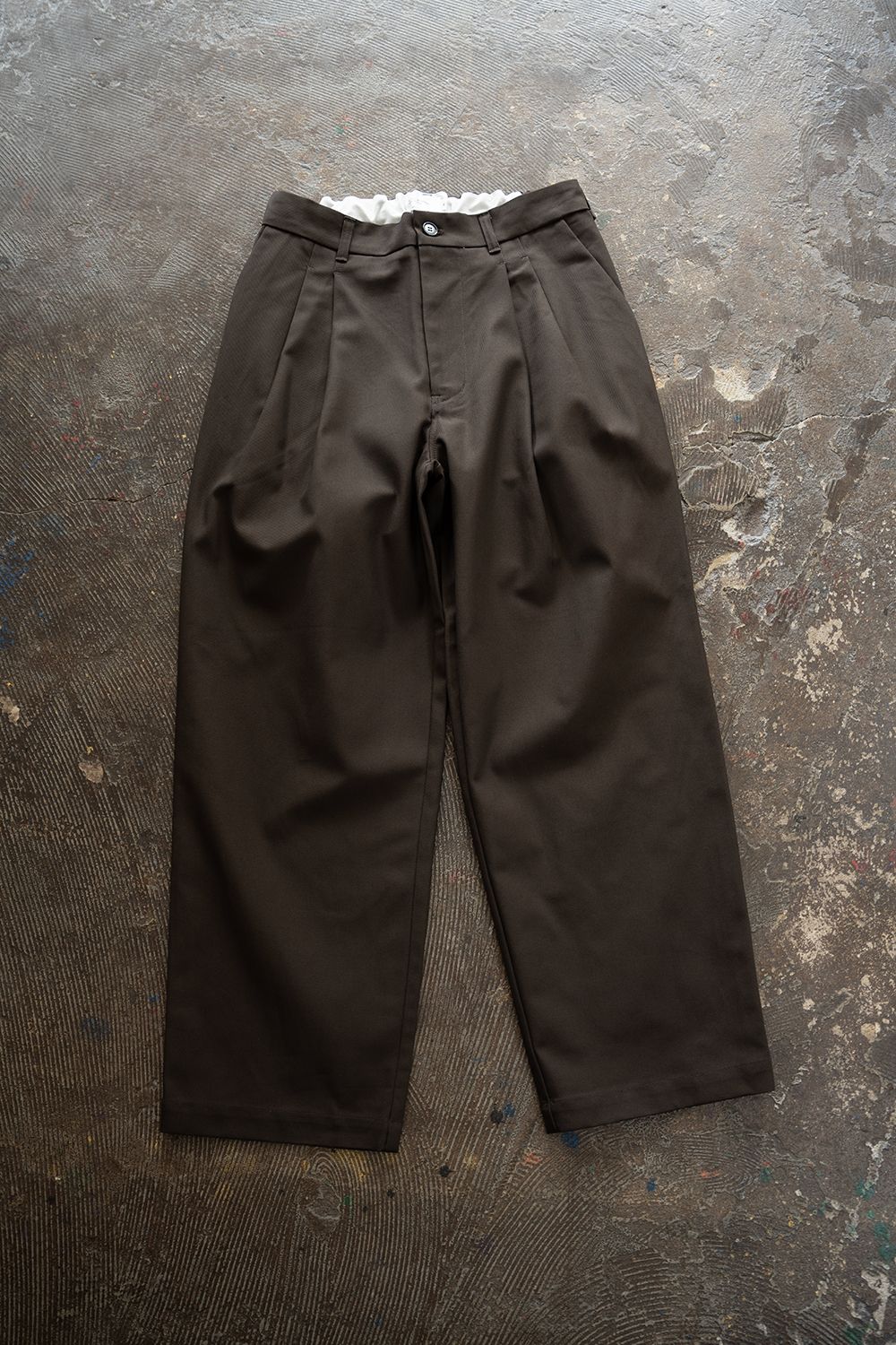 【26AW】コットンツイル2タックテーパードパンツ(DARK BROWN)