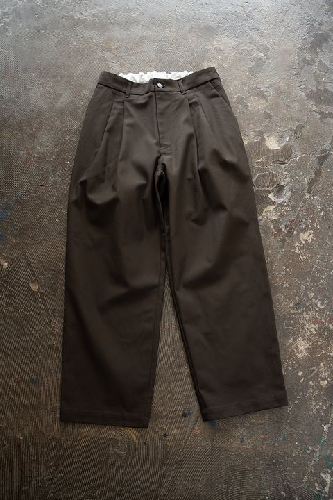 【26AW】コットンツイル2タックテーパードパンツ(DARK BROWN)