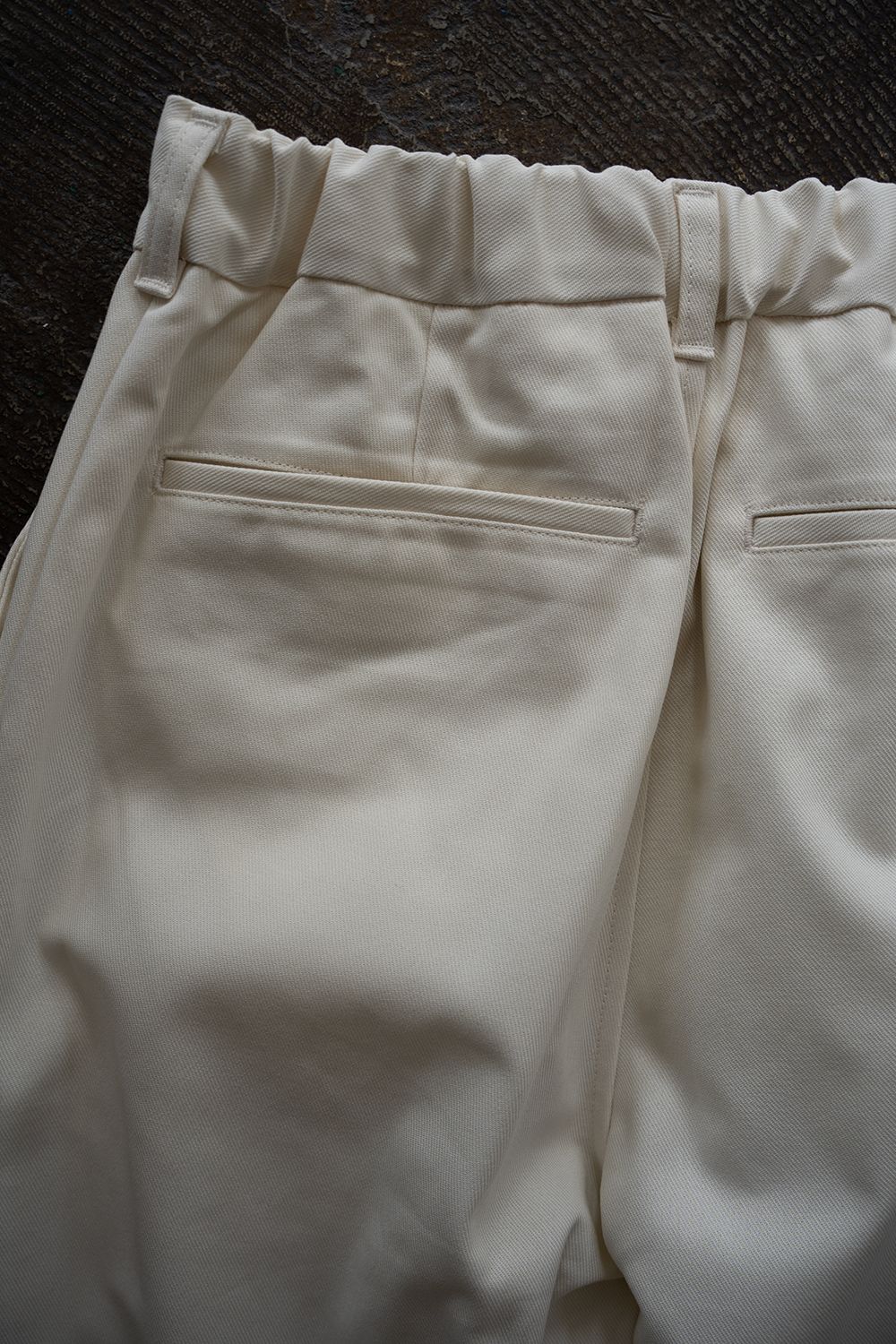 【26AW】コットンツイル2タックテーパードパンツ(IVORY)