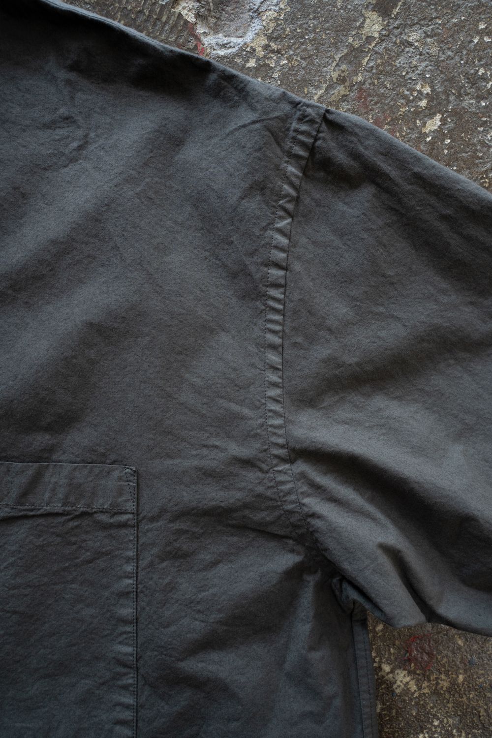 【ラスト1点】【25AW】ガーメントダイダンプシャツ(CHARCOAL)