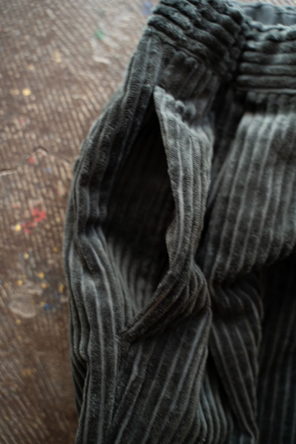 【ラスト1点】【24AW】3.5W太畝コーデュロイイージーパンツ(BLUE CHARCOAL)