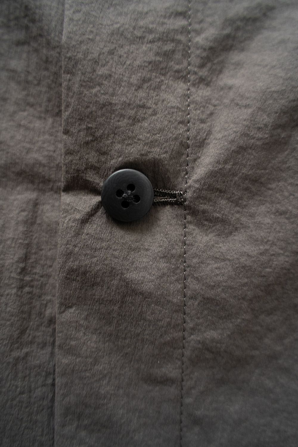【ラスト1点】【25SS】ストレッチナイロン変形スリーブ半袖シャツ(CHARCOAL BROWN)