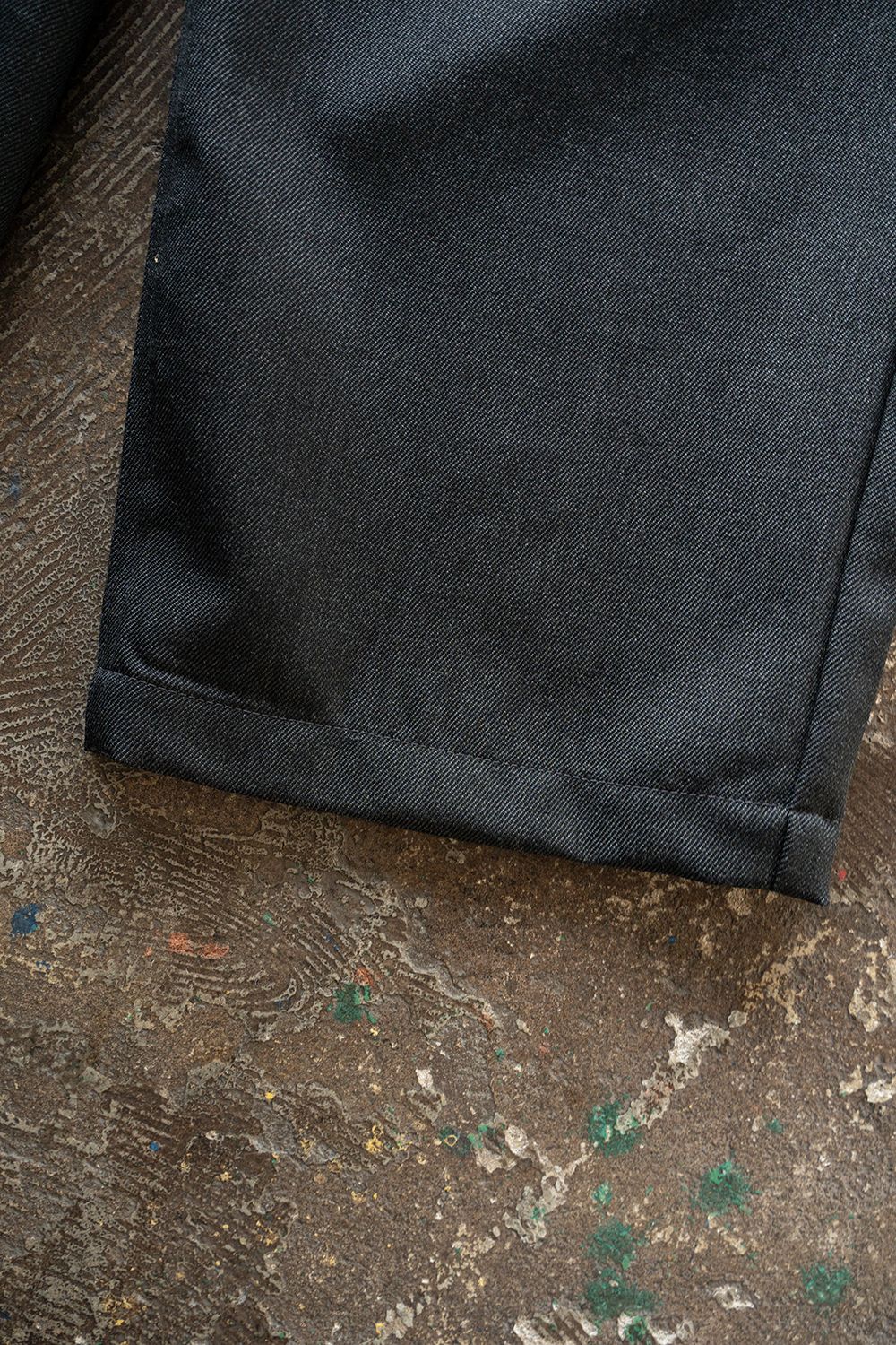 【26AW】ウールサージワンタックパンツ(CHARCOAL)