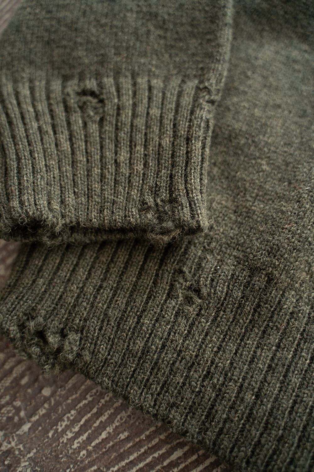 【25AW】ダメージクルーネックニット(KHAKI GREEN)