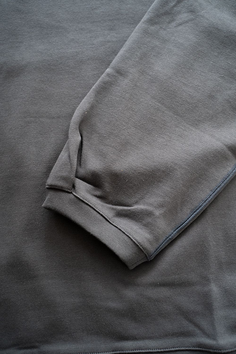 【ラスト1点】【22AW】スビンコットンサドルスリーブカットソー(CHARCOAL)