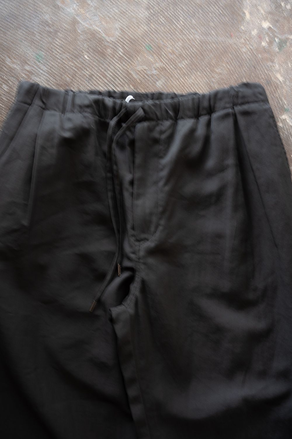 【26SS】ピグメントプリントタックイージーパンツ(BLACK)