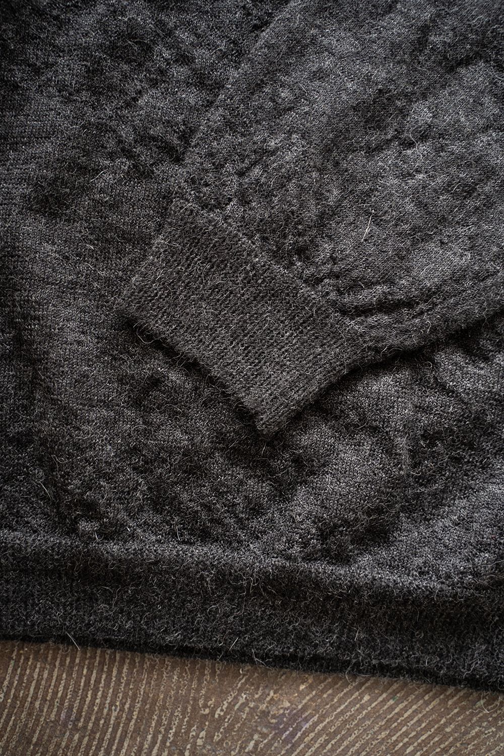 【ラスト1点】【23AW】ベビーアルパカクルーネックニット(CHARCOAL)