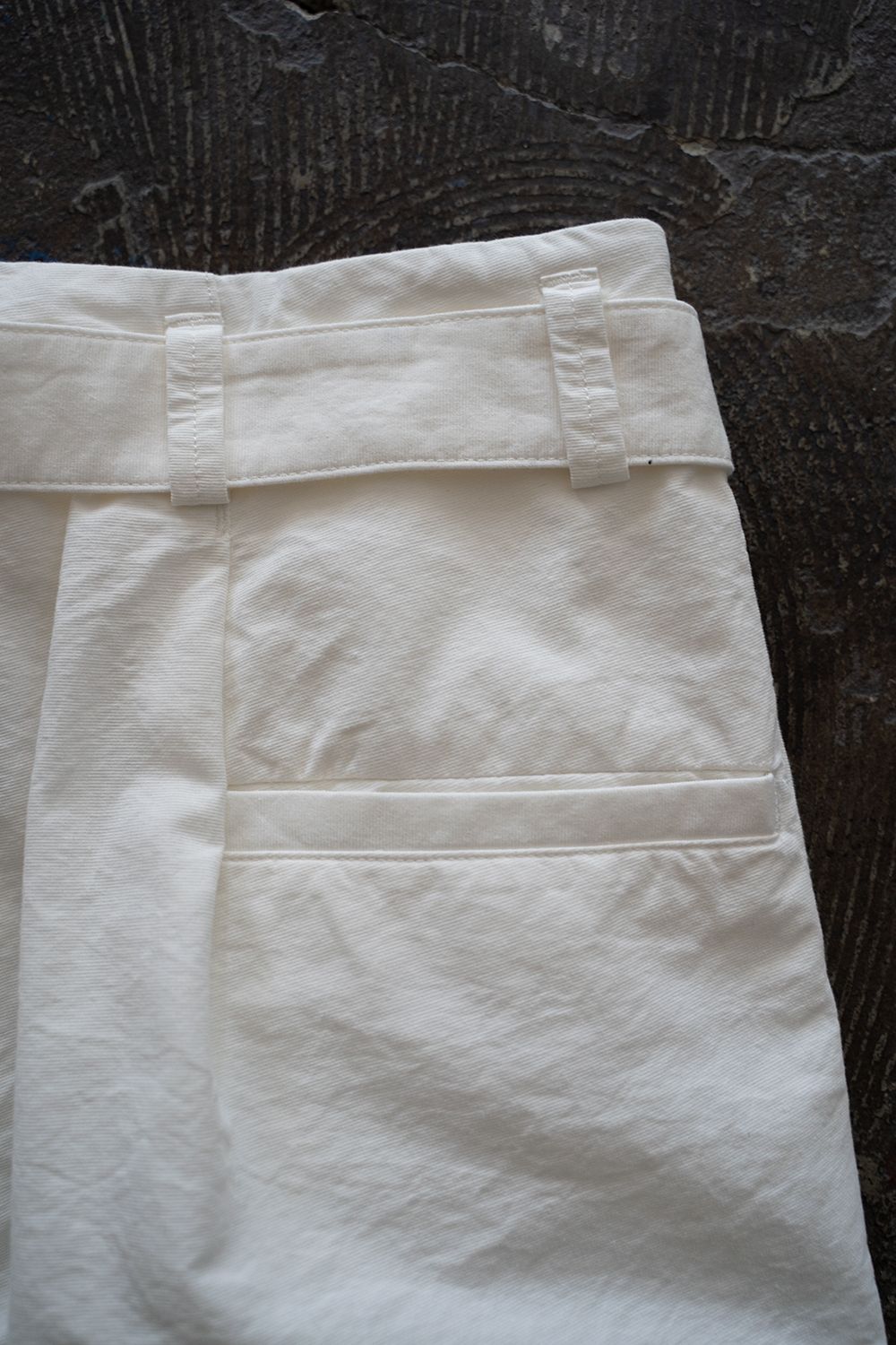【ラスト1点】【22SS】Belted Back Pleat Pants(OFF WHITE)