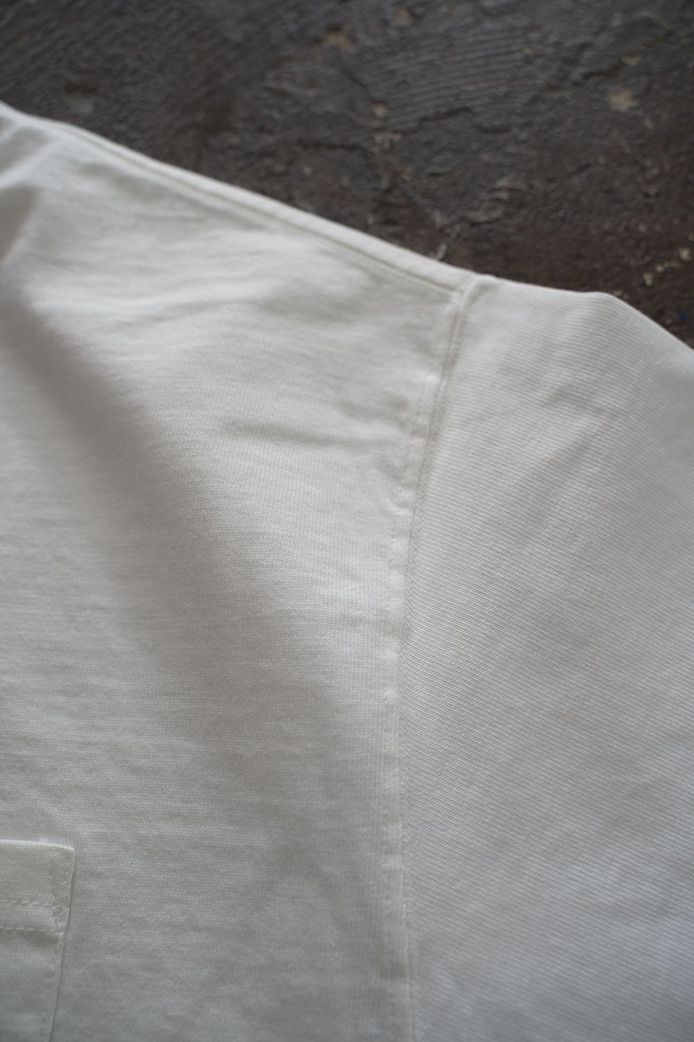 【ラスト1点】スビンコットン10/-度詰吊り天竺ポケット付き半袖T(OFF WHITE)
