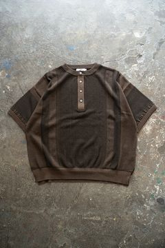 【ラスト1点】【25SS】Fumon Henley Knit(BROWN)