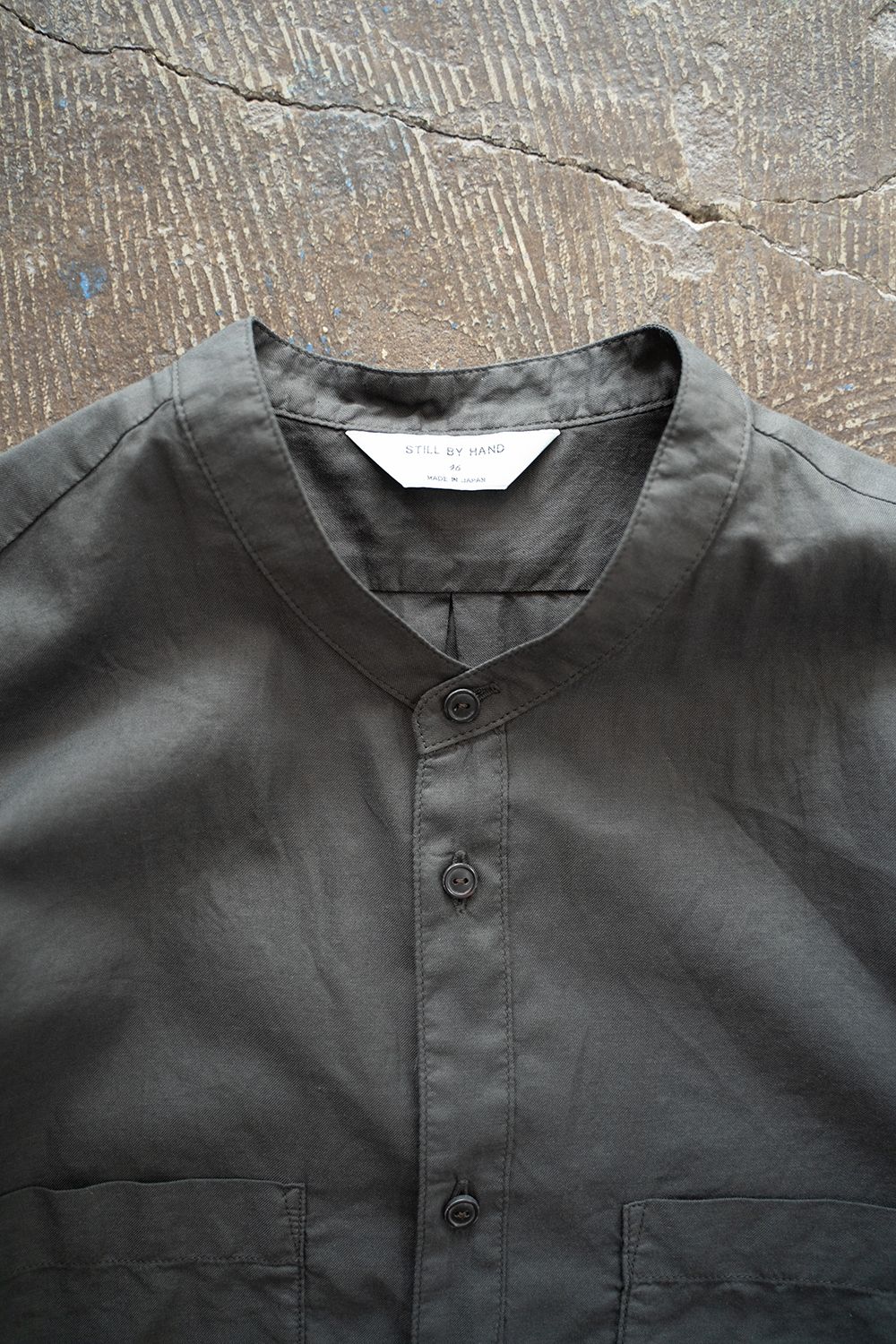 【ラスト1点】【22SS】シルク混両胸ポケットバンドカラーシャツ(CHARCOAL)