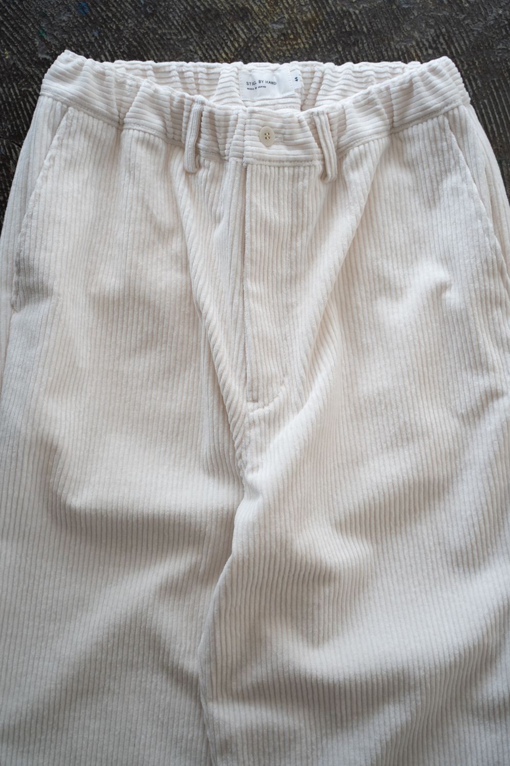 【26AW】綿×レーヨン5Wコーデュロイイージーパンツ(OFF WHITE)
