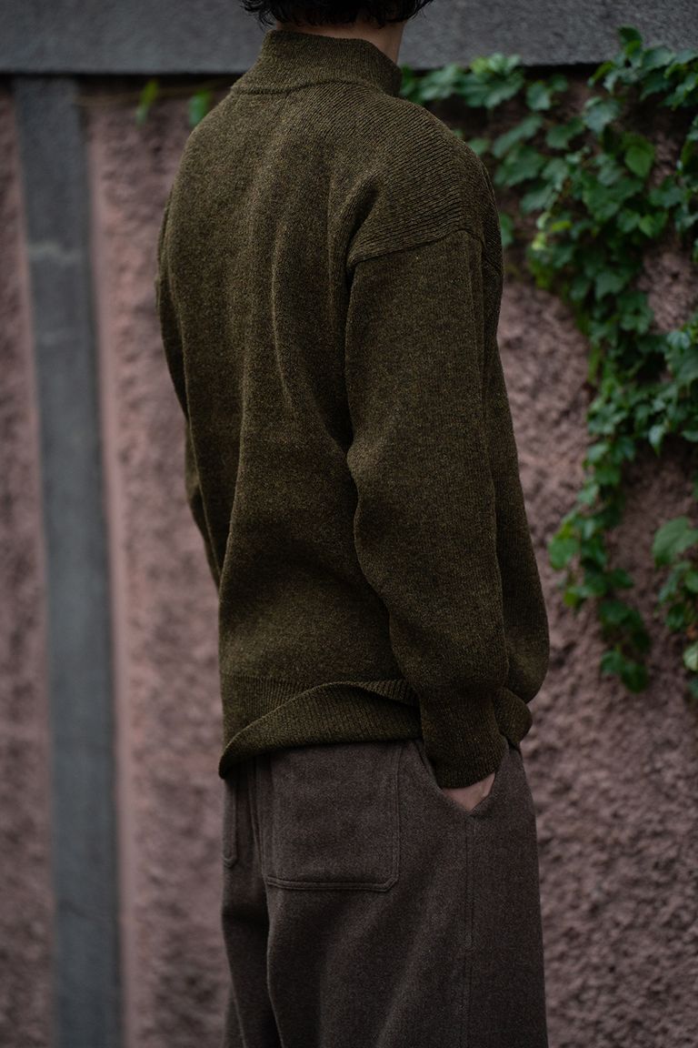176cm、58kgの細身男性でLサイズを着用しております。