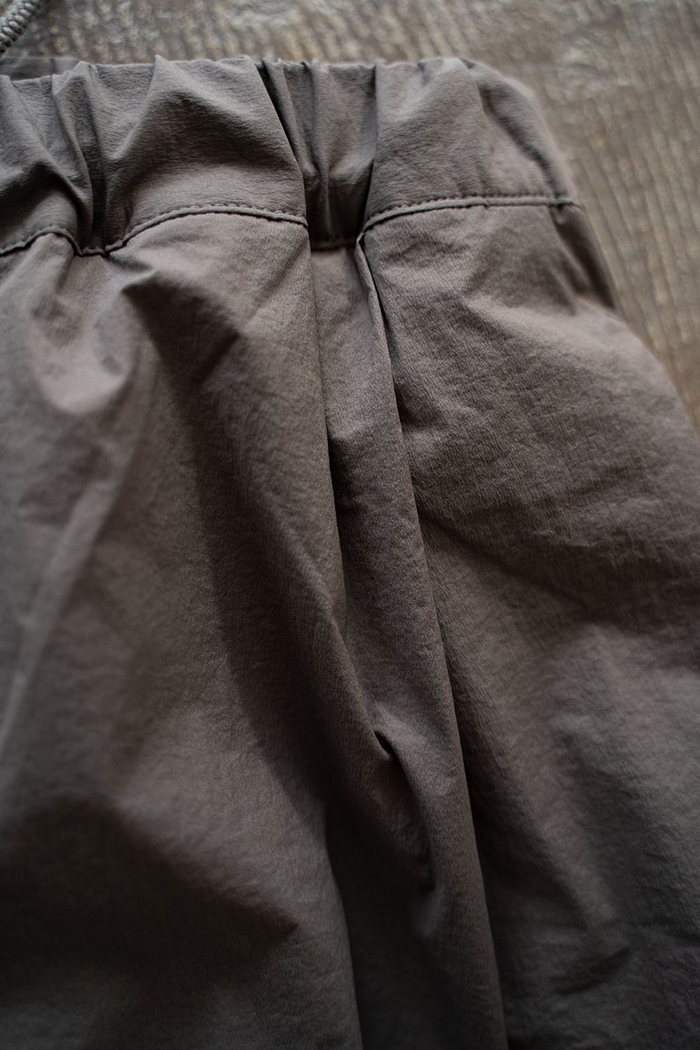 【ラスト1点】【25SS】ストレッチナイロンイージーパンツ(CHARCOAL BROWN)