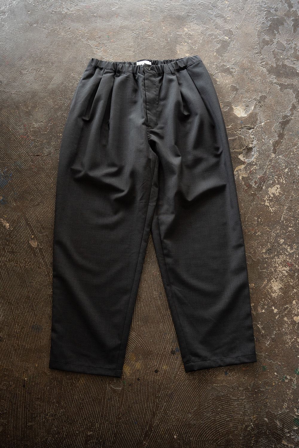 【26AW】モヘア混2タックイージーパンツ(CHARCOAL)