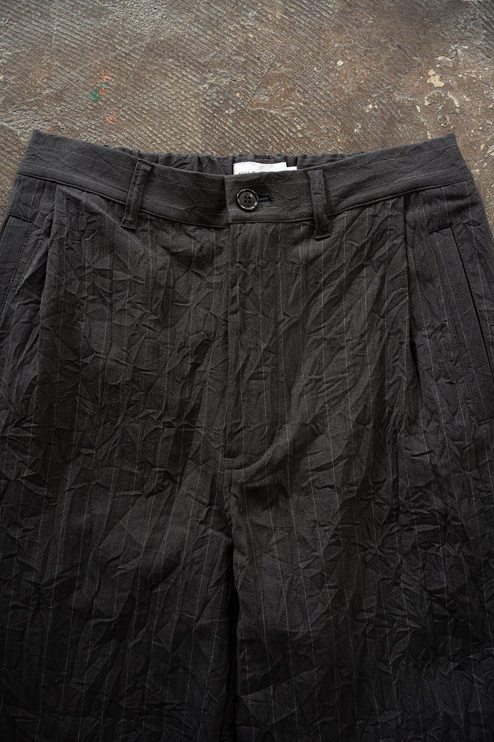 【26AW】先染めポリエステルタックテーパードパンツ(CHARCOAL)