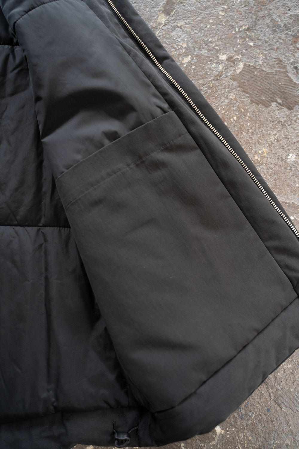【ラスト1点】【24AW】撥水シンサレートスタンドカラーベスト(INK BLACK)