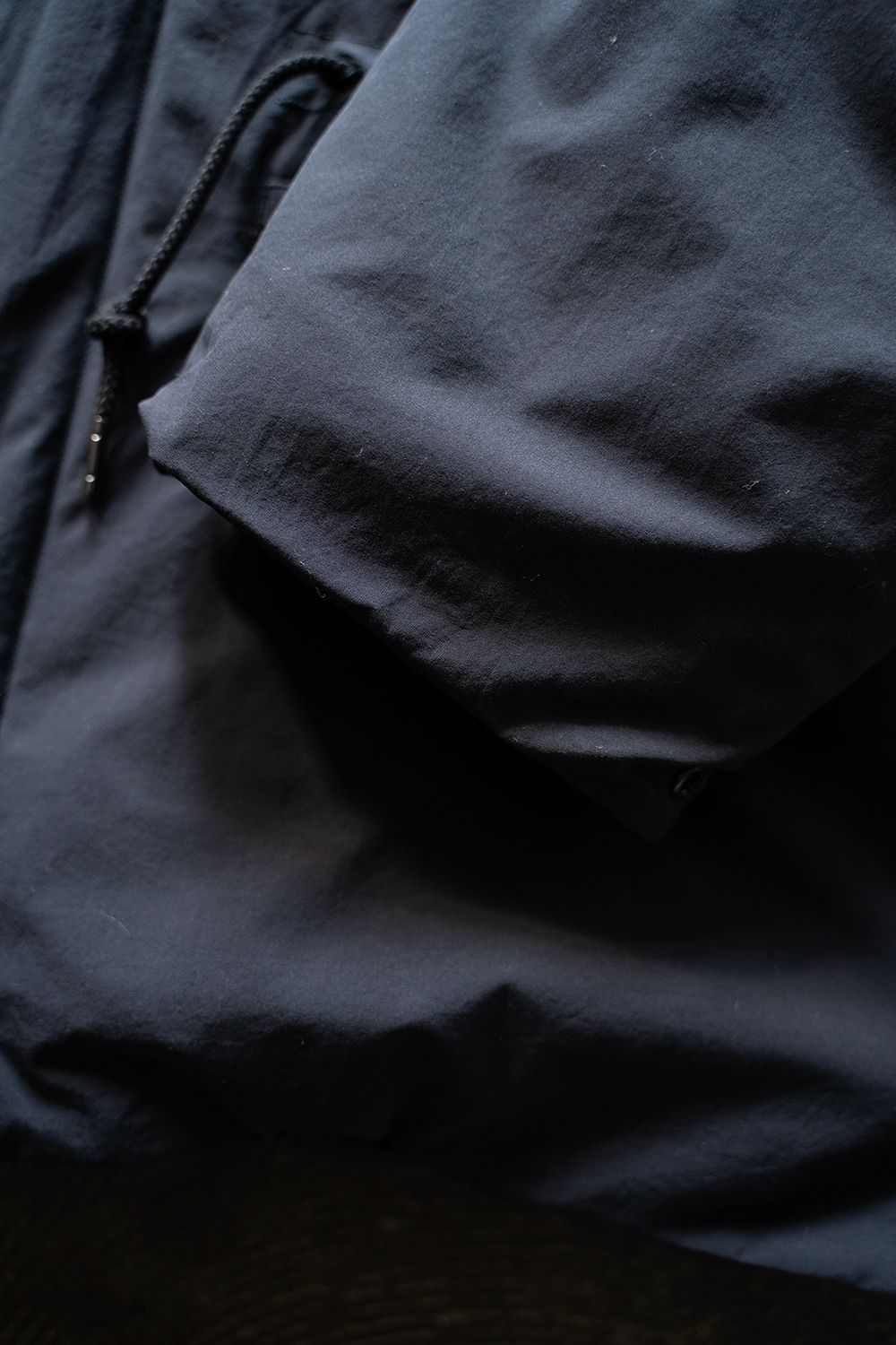 【ラスト1点】【24AW】シンサレートフーデッドブルゾン(NAVY)