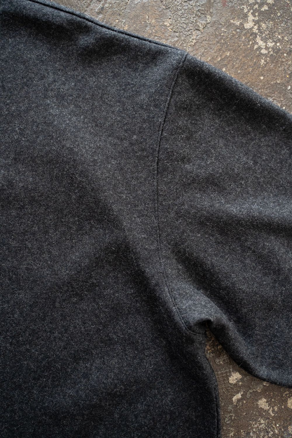 【25AW】ウール×シルクプルオーバー(CHARCOAL)