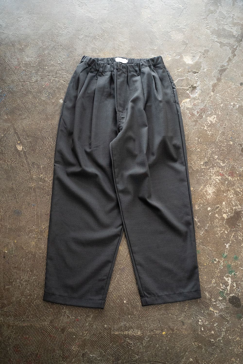 【25AW】モヘア混2タックイージーパンツ(CHARCOAL)