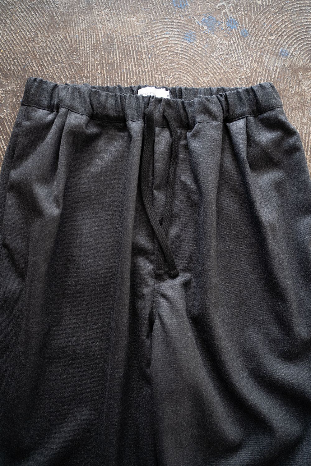 【25AW】サキソニーイージーパンツ(CHARCOAL)