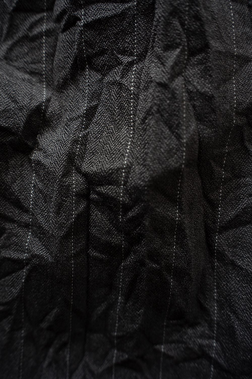 【26AW】先染めポリエステルタックテーパードパンツ(CHARCOAL)