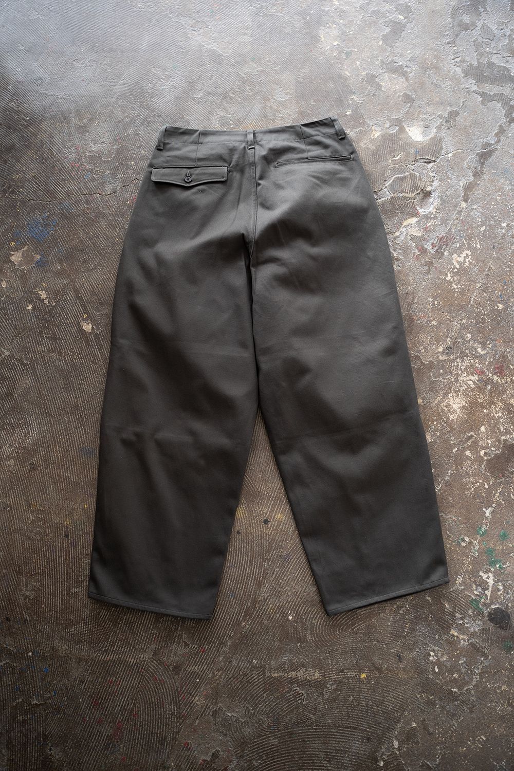 【25SS】ヘビーコットンツイルニータックパンツ(CHARCOAL)