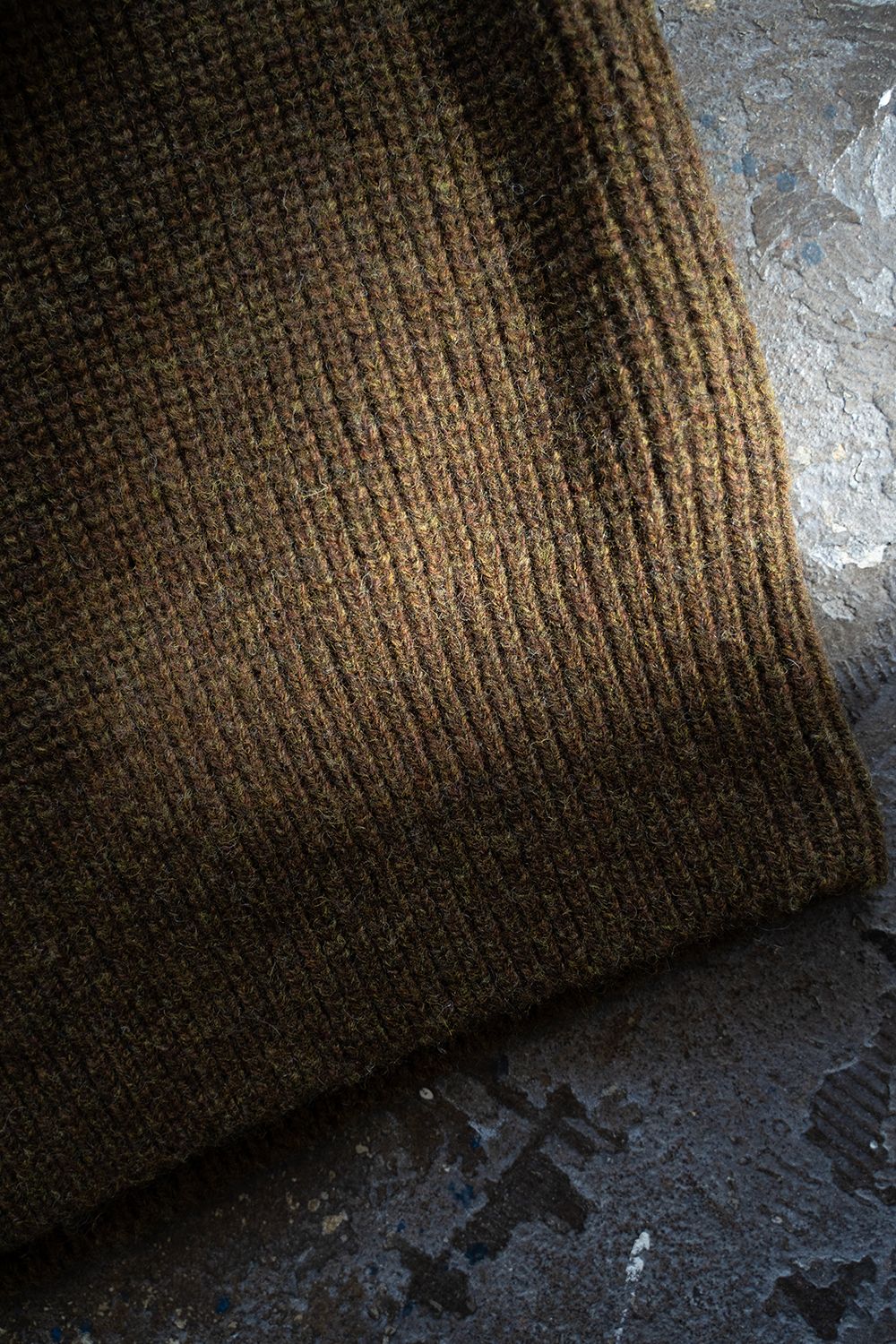 brushed yak/Shetland wool turtle neck sweater(KHAKI)