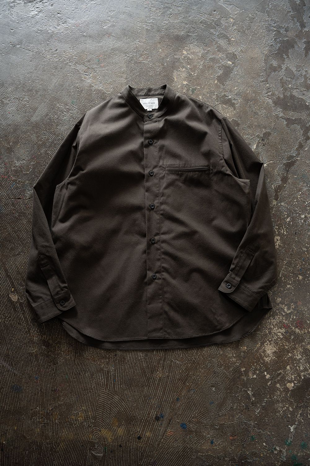 【26AW】コットン×シルクバンドカラーシャツ(BROWN CHARCOAL)