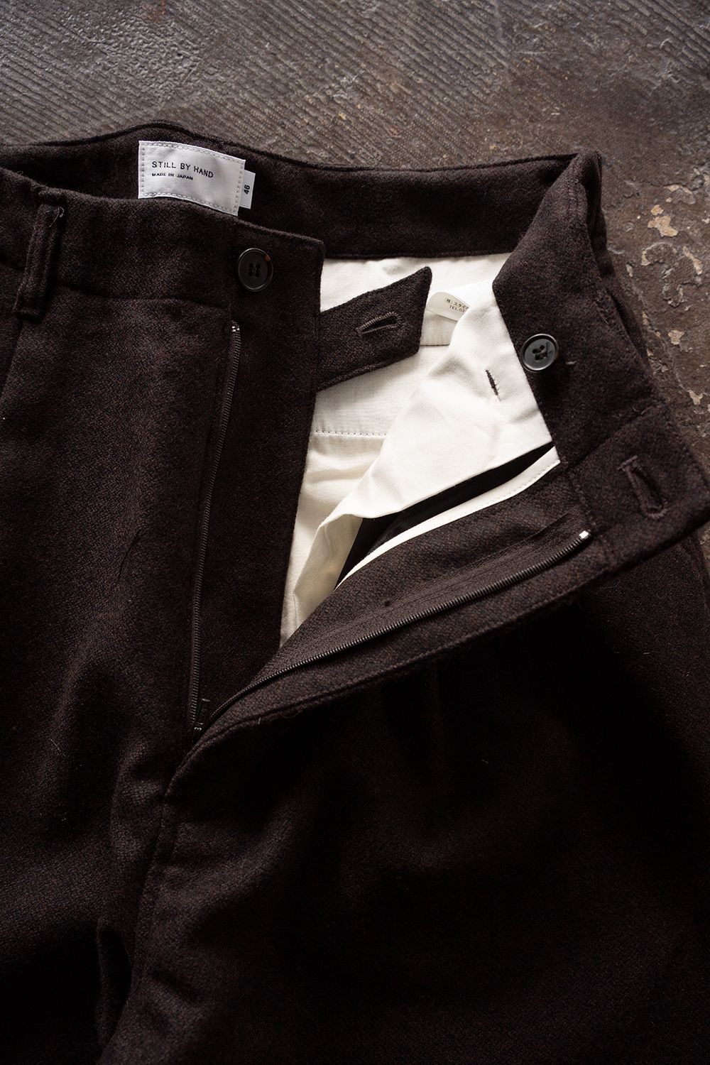 【26AW】ウール×ナイロンワンタックパンツ(DARK BROWN)