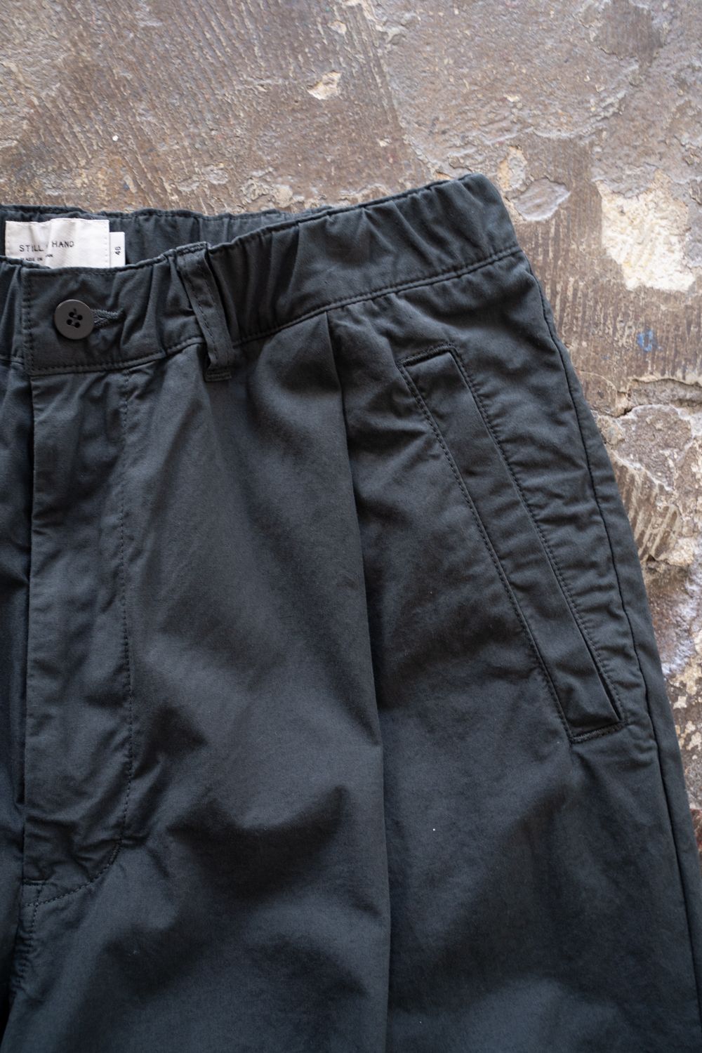 【25AW】ガーメントダイディープタックテーパードパンツ(BLUE CHARCOAL)