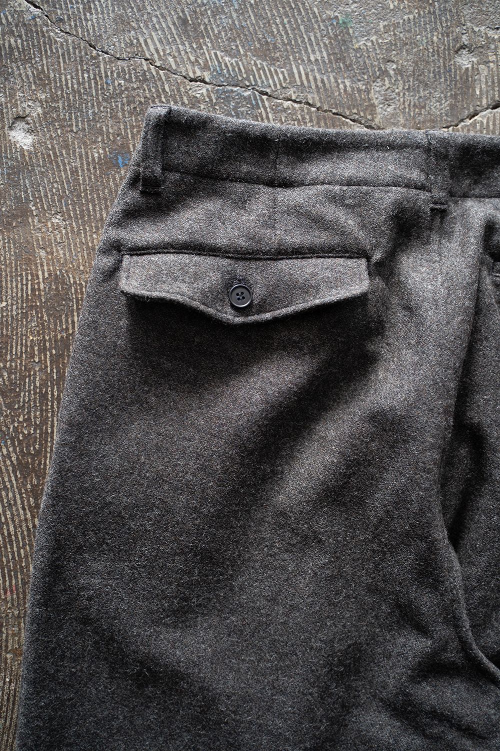 【25AW】ウール×ナイロンワンタックパンツ(BROWN CHARCOAL)