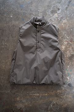 【ラスト1点】【24AW】シンサレートプルオーバーベスト(CHARCOAL BROWN)