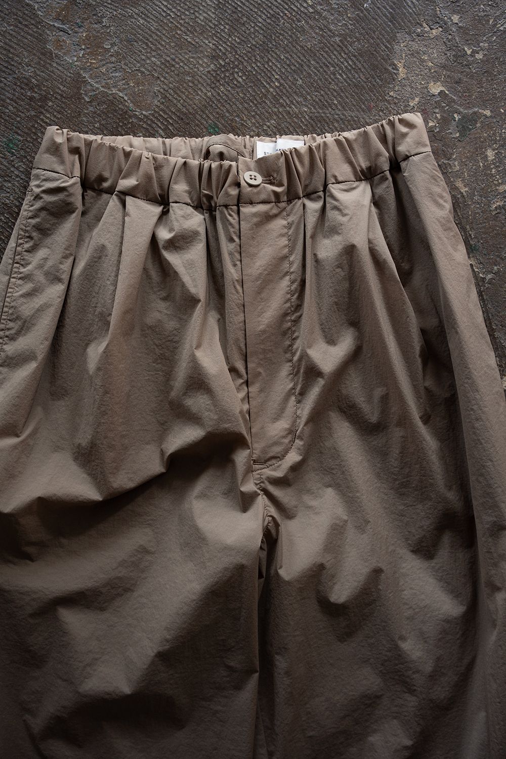 【26SS】ストレッチナイロンテーパードパンツ(GREIGE)
