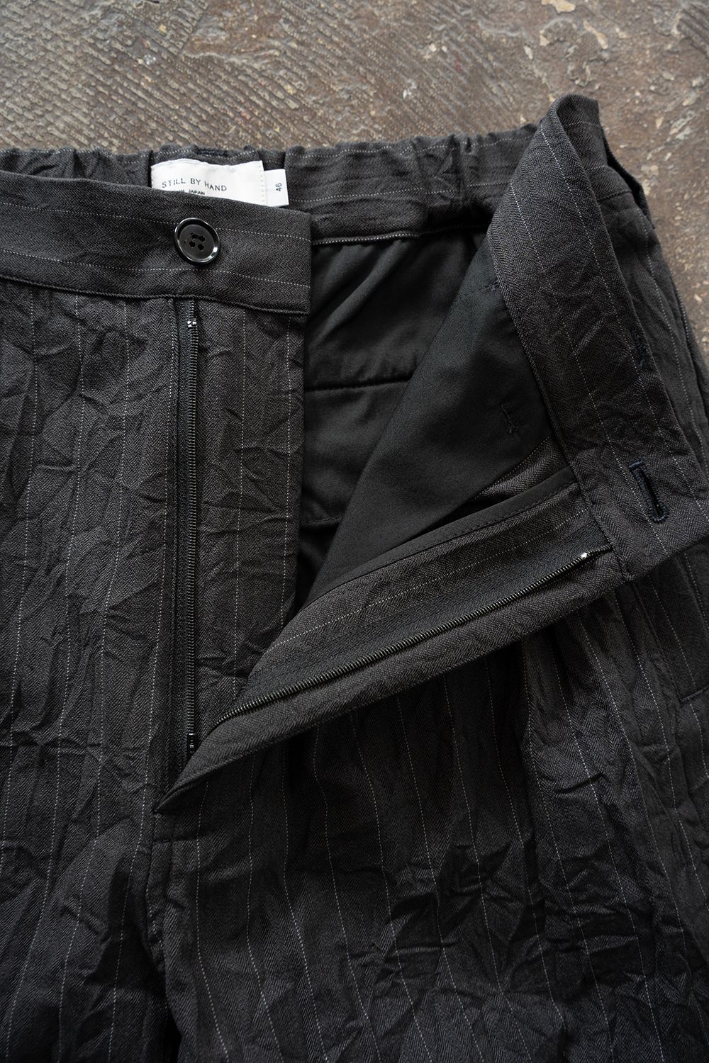 【26AW】先染めポリエステルタックテーパードパンツ(CHARCOAL)